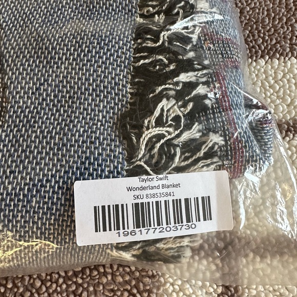 Taylor Swift Wonderland Blanket - Picture 2 of 3